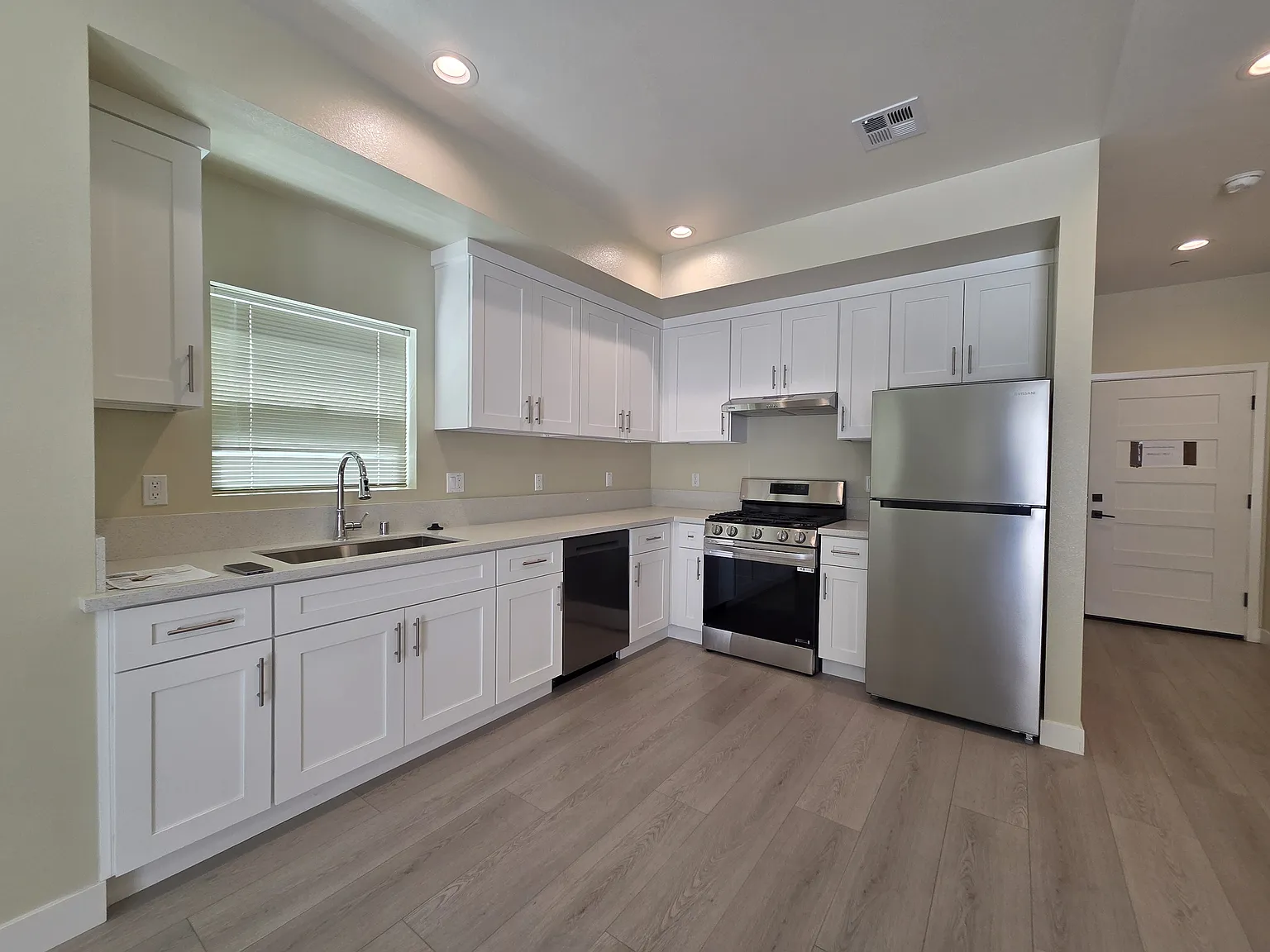 4 bed, 1689 sqft, $3,500 — Photo 4
