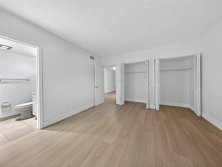 2201 NE 36th St #105 — Photo 17