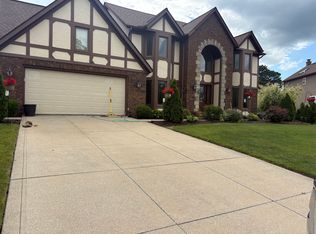 7700 Sparrow Flight Dr, Seven Hills, OH 44131