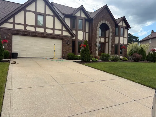 7700 Sparrow Flight Dr, Seven Hills, OH 44131