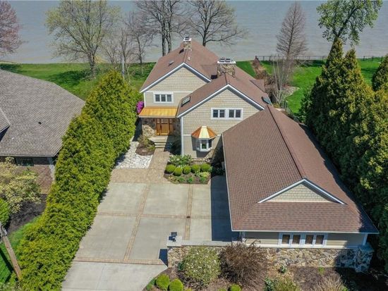 10530 Edgewater Dr, Cleveland, OH 44102
