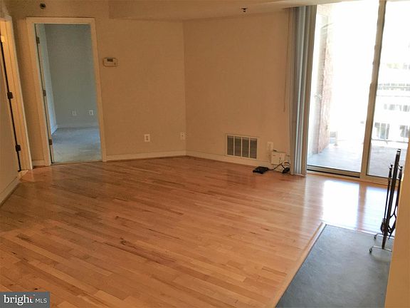 4th image of 7500 Woodmont Ave #S1011