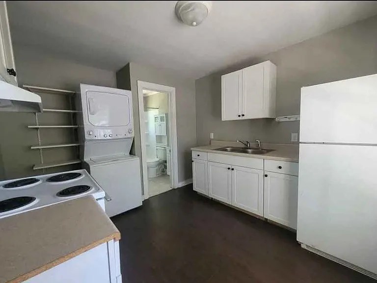 703 W Houston St #B — Photo 6