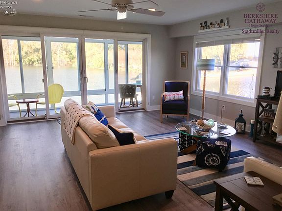 4th image of 2550 S Waterside Ct