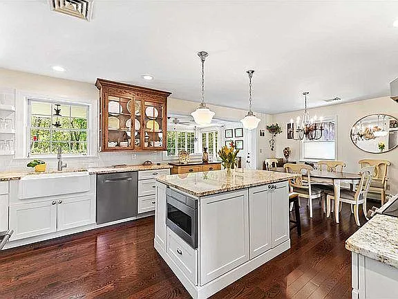 6 bed, 2300 sqft, $5,400 — Photo 3