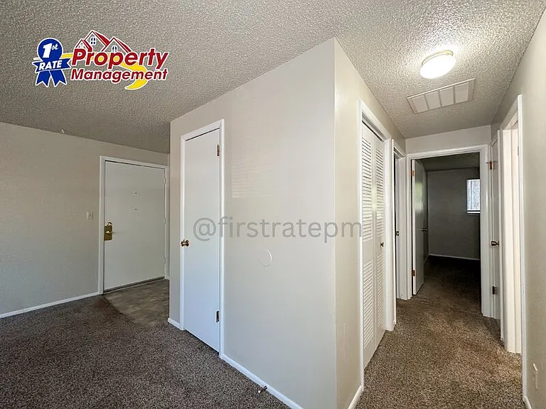 737 W Belmont St — Photo 9