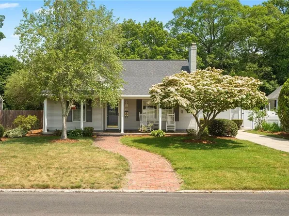 63 Pinecrest Dr, Pawtucket, RI 02861