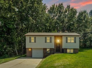410 Saint Anthony Dr, Godfrey, IL 62035