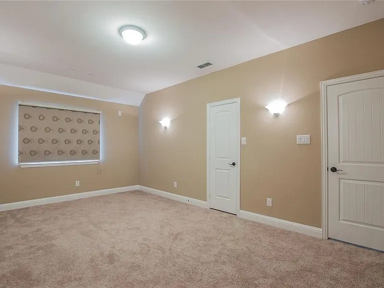 2440 Kingsgate Dr — Photo 11