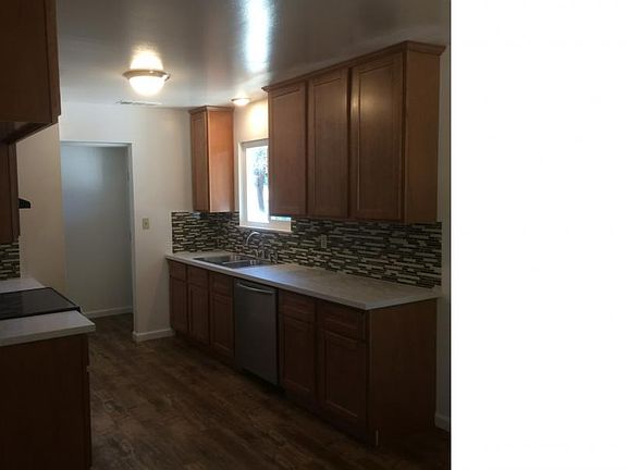 3rd image of 10503 Mariposa Ave