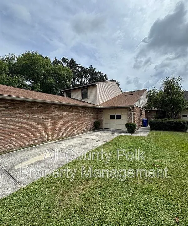 542 Lake Carolyn Cir