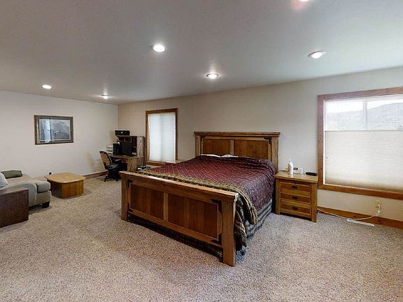 5th image of 435 Moffat Ave