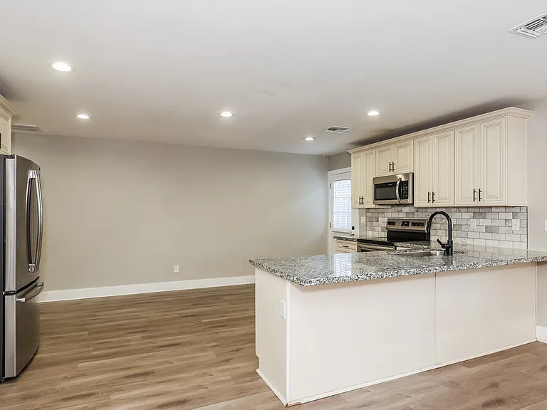 2321 W Mobile Ln — Photo 5