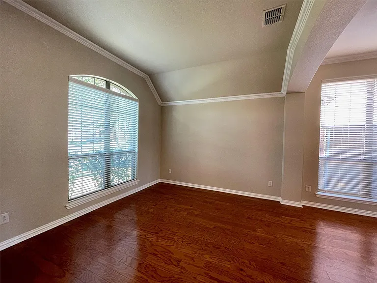 2902 Madison Dr — Photo 10