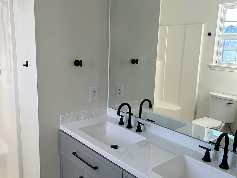 2410 E Sycamore St — Photo 3