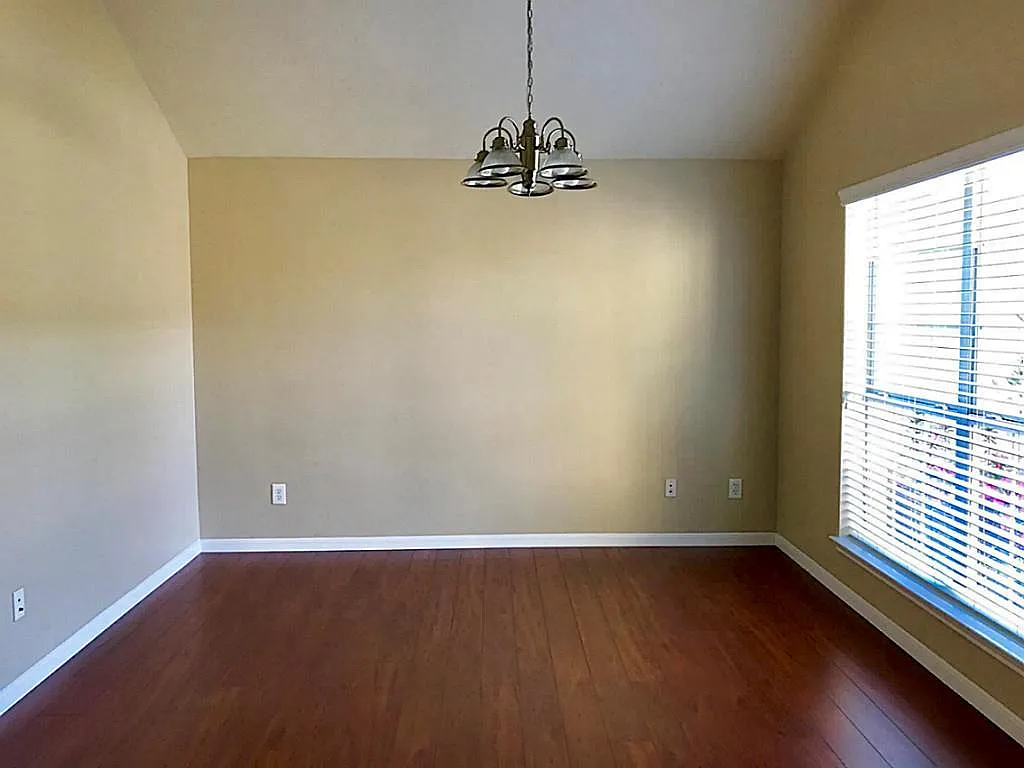 3 bed, 2.0 bath, 1730 sqft, $2,000 — Photo 3