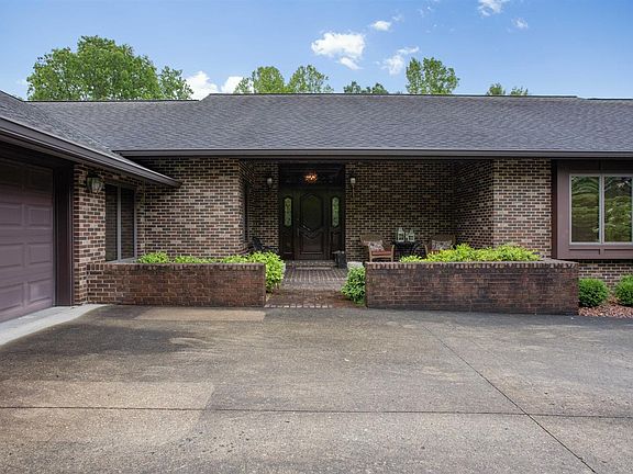 4th image of 83 Woods Edge Ct