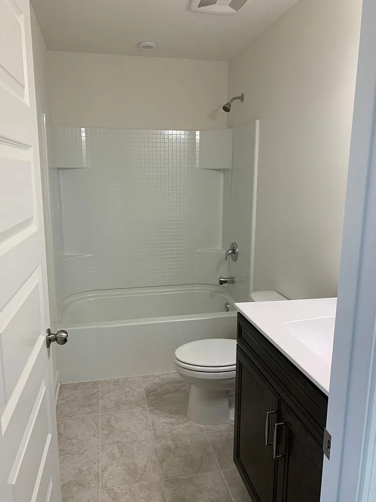 3 bed, 2.5 bath, 1387 sqft, $2,000 — Photo 2
