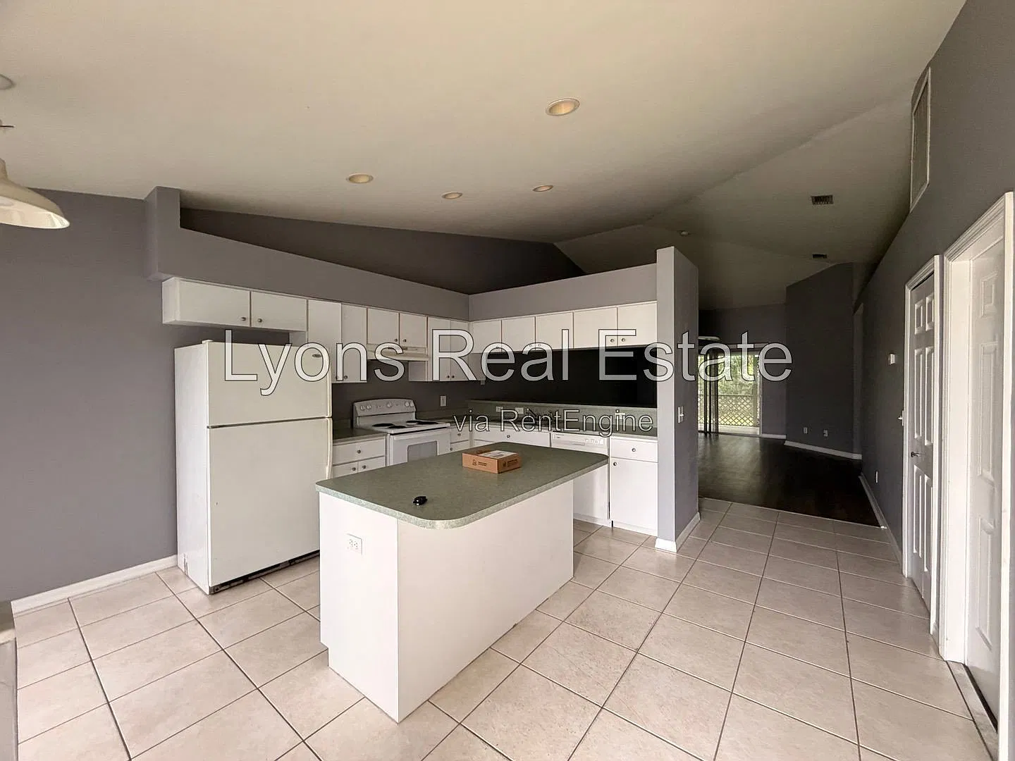 3 bed, 2.0 bath, 1139 sqft, $1,600 — Photo 4