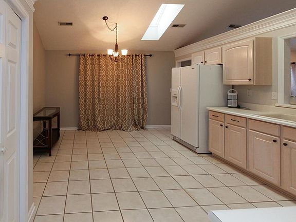 4th image of 429 Creekview Ln