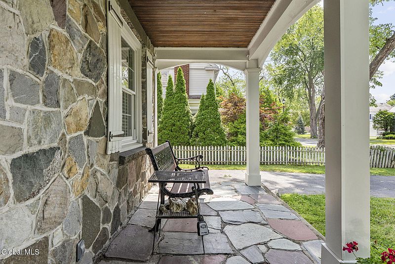 5th image of 4 Berncliff Avenue