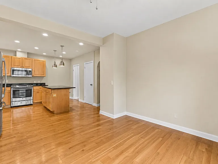 25 Maple St — Photo 3