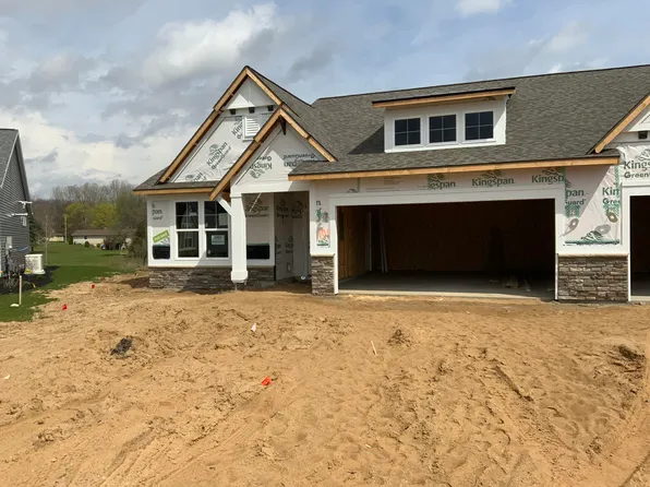 2901 Isle Grand Dr, Belmont, MI 49306