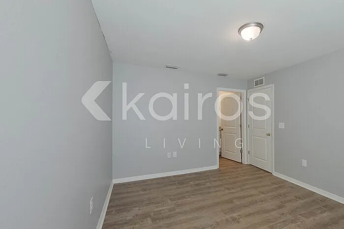 4204 E 5th St — Photo 20