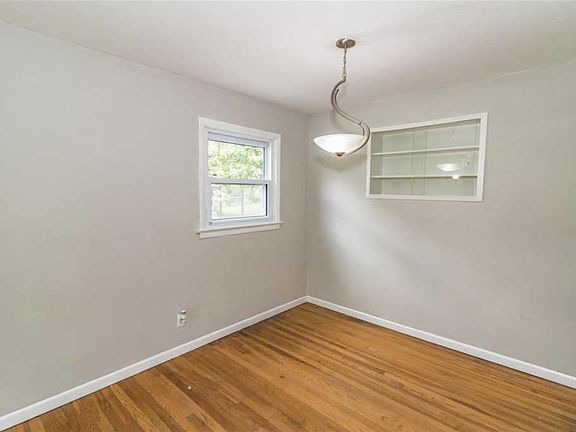 5th image of 953 Edgehill Dr