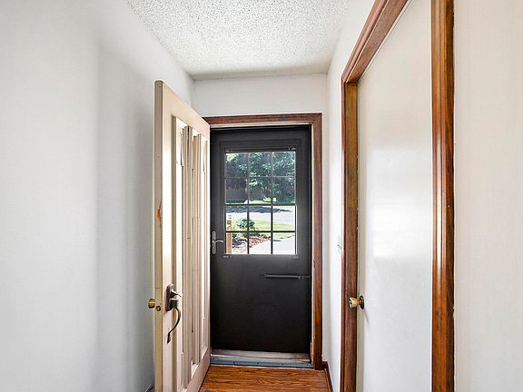 4th image of 633 Maple Creek Dr