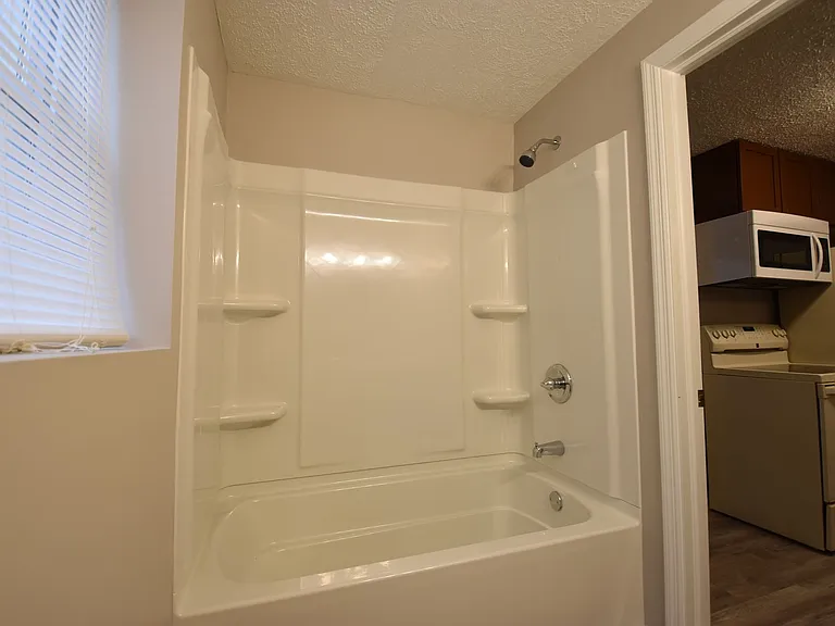 212 W East St — Photo 10