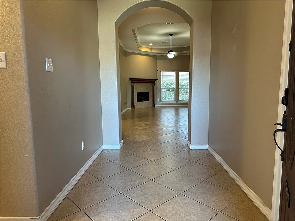 3 bed, 2.0 bath, 1947 sqft, $2,050 — Photo 2