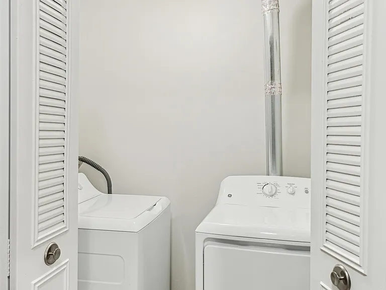 Pointe West Apartments — Photo 15