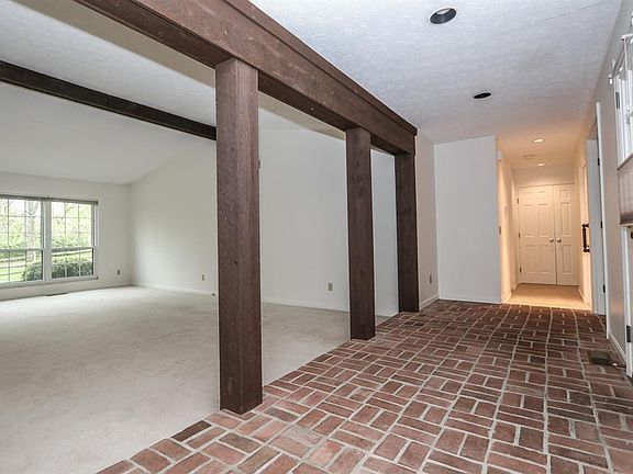 5th image of 7800 Woodview Ct