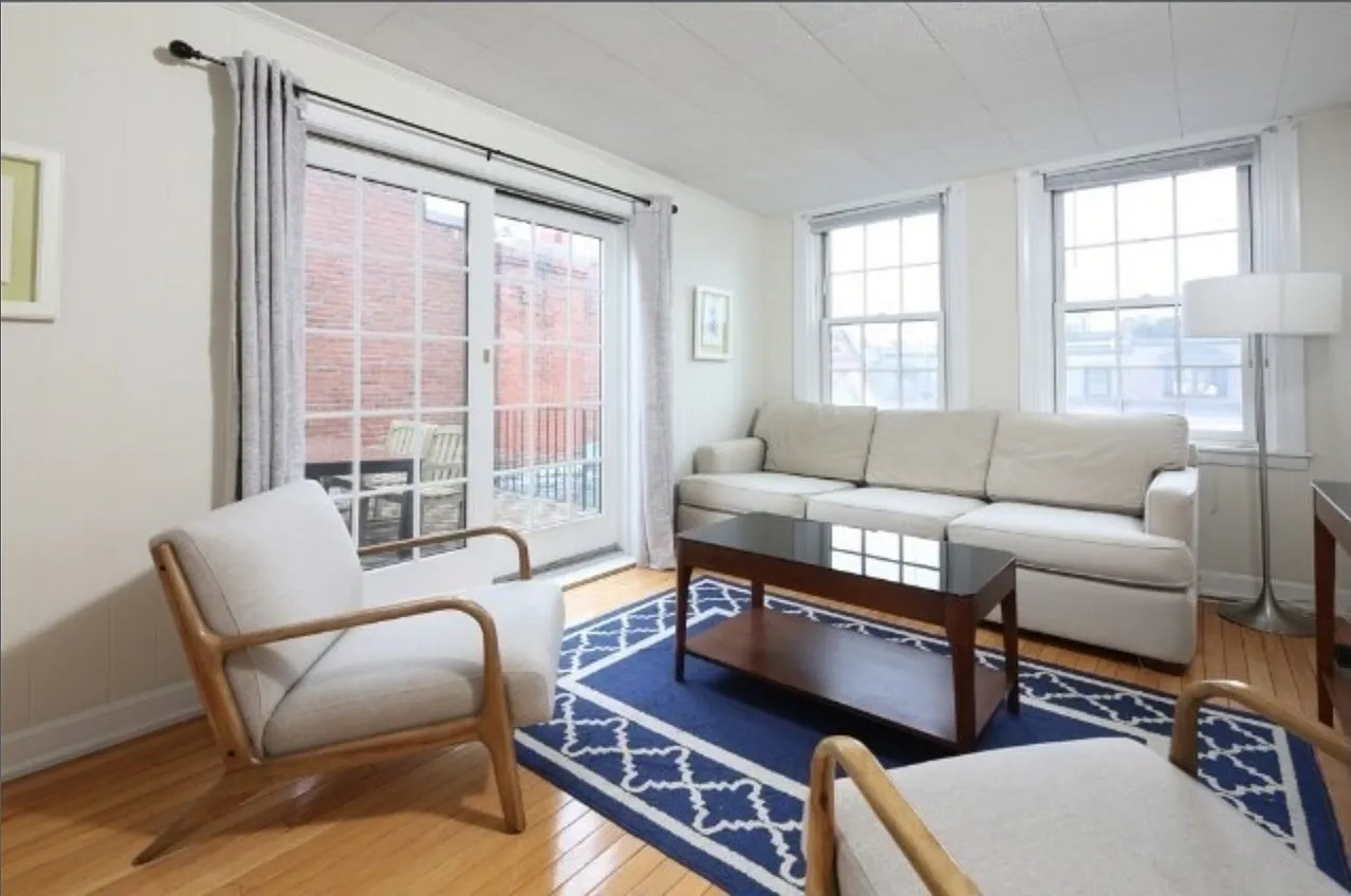 2 bed, 1.0 bath, 800 sqft, $4,200 — Photo 1