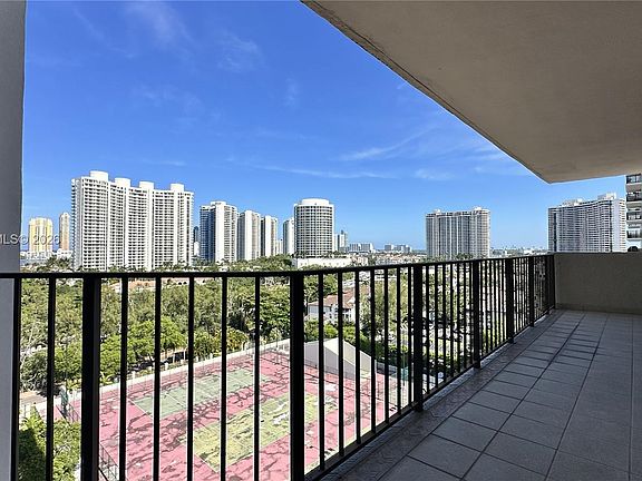 4th image of 18181 NE 31st Ct APT 1408