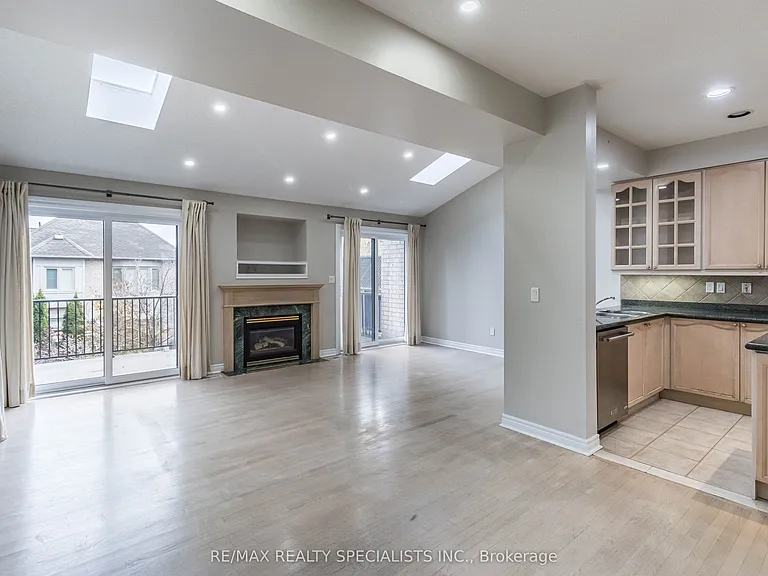 2115 Pinevalley Cres — Photo 14