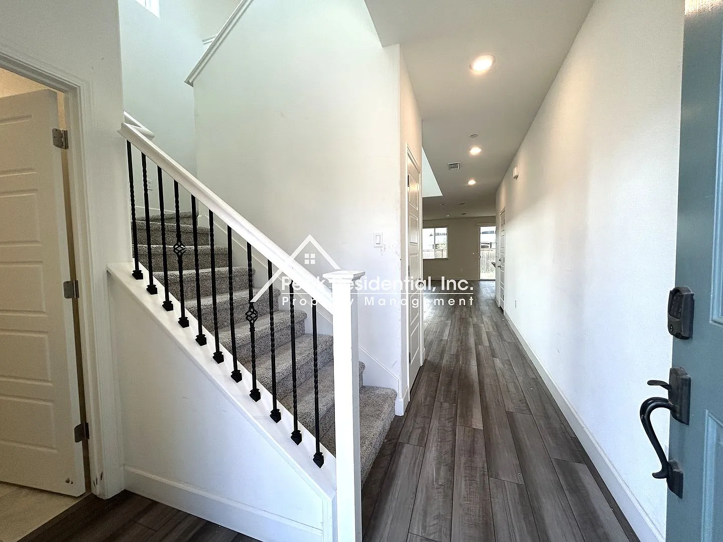 Beautiful 4 bedroom 3.5 bathroom home — Photo 4