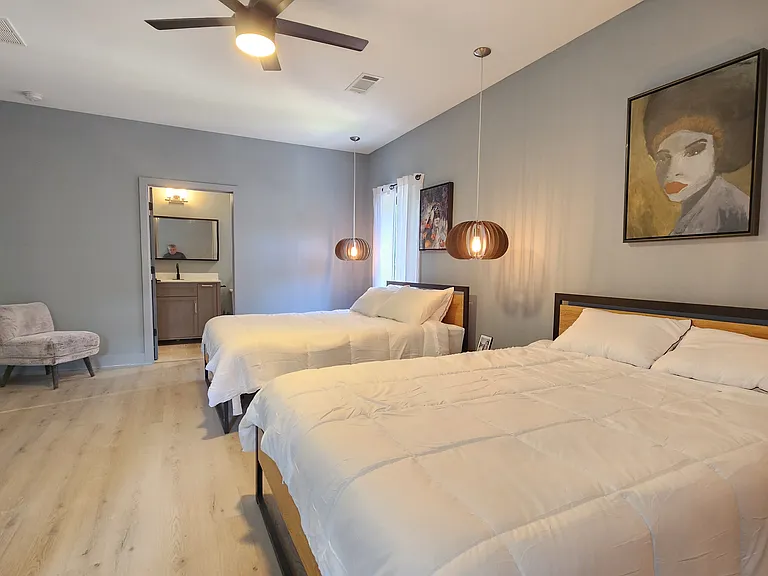 2nd Floor Bedroom (2 queen beds)