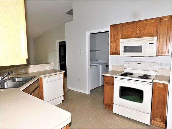 5th image of 2711 NE 26th St