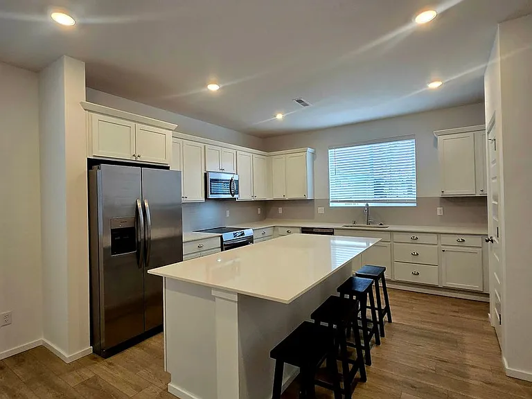 2700 Wonderland Way — Photo 7
