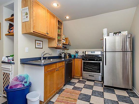 2nd image of 853 N Hoyne Ave #2