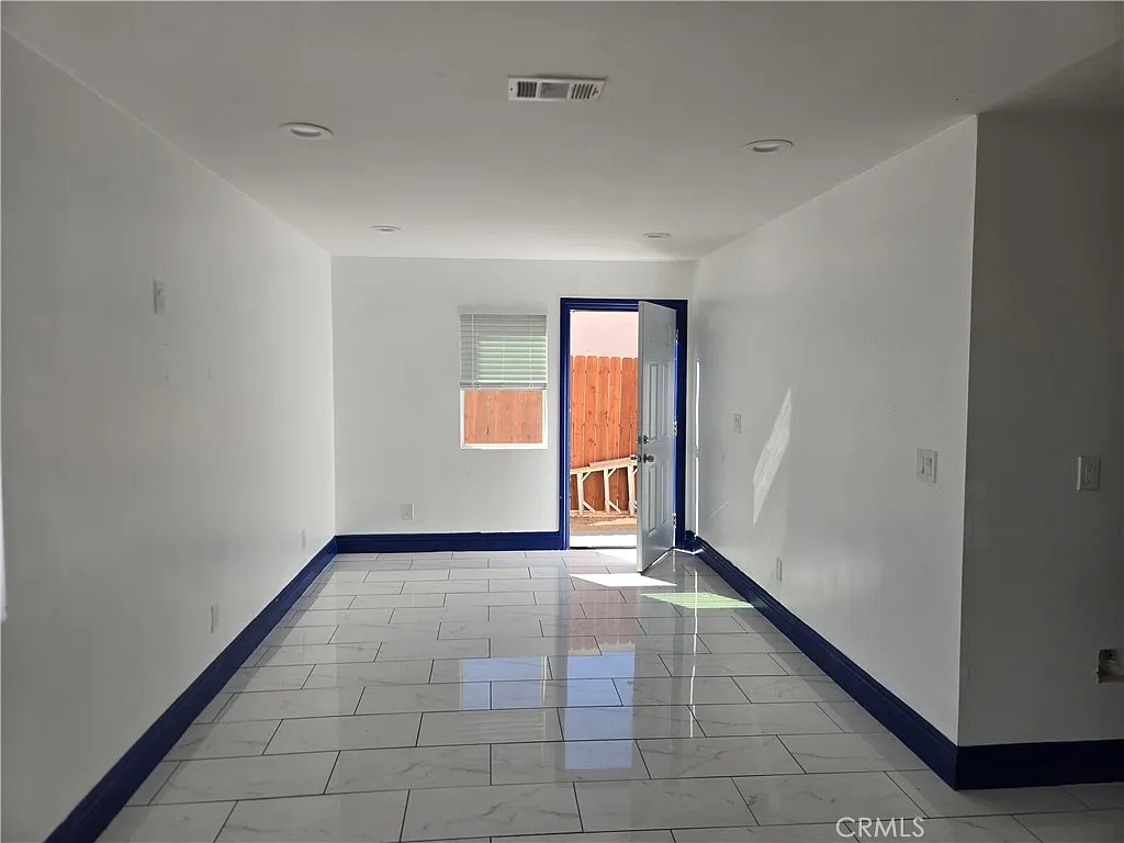 3 bed, 920 sqft, $2,000 — Photo 2