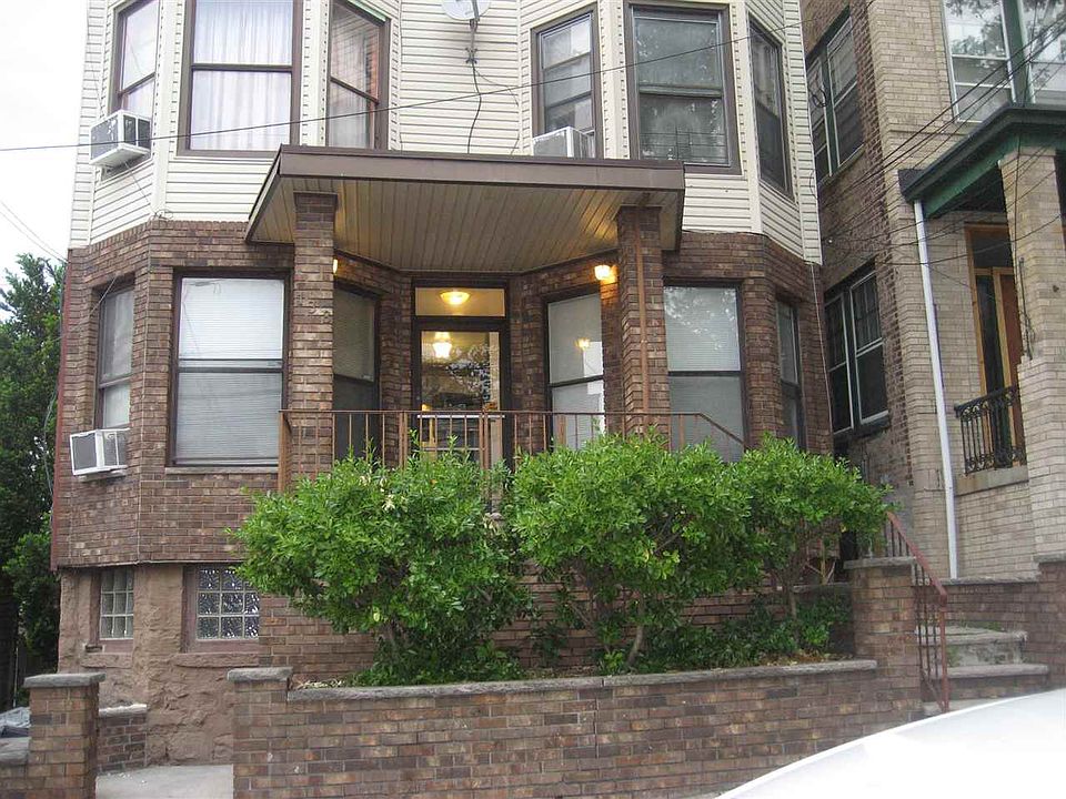 2nd image of 138 Leonard St #101