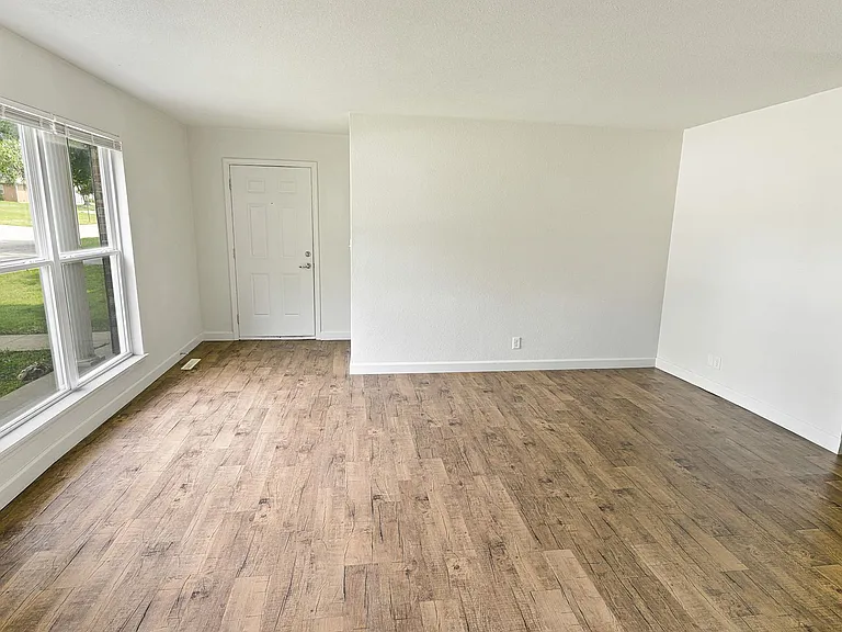 Green Door Apartments — Photo 153
