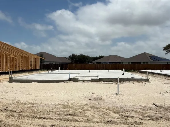 129 Grenada Dr, Rockport, TX 78382