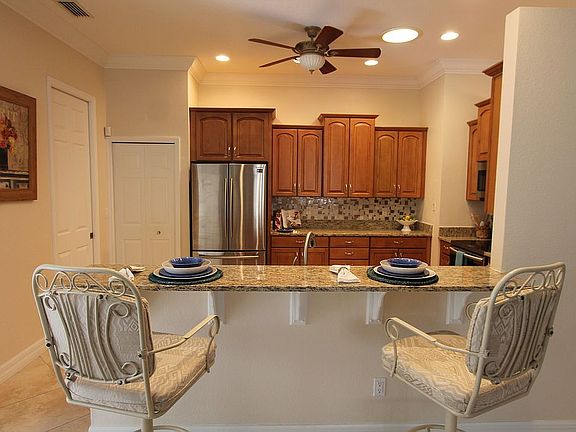 Relax at the breakfast bar