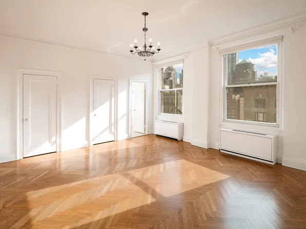 550 Park Avenue image 13 of 26