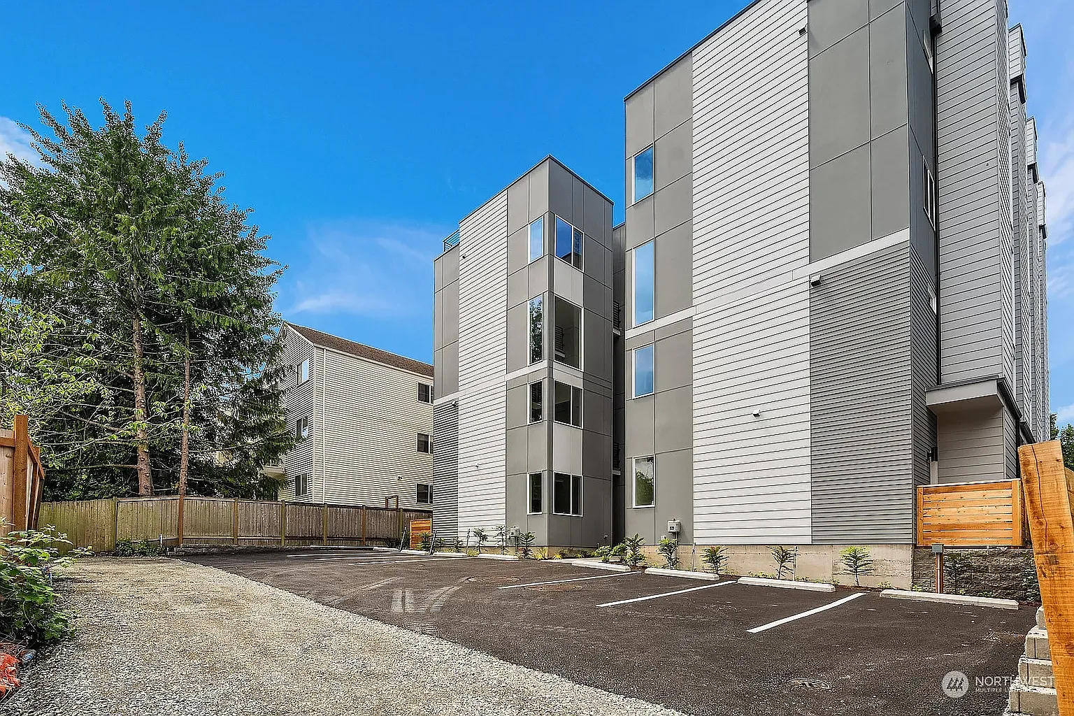 3 bed, 1336 sqft, $3,585 — Photo 4