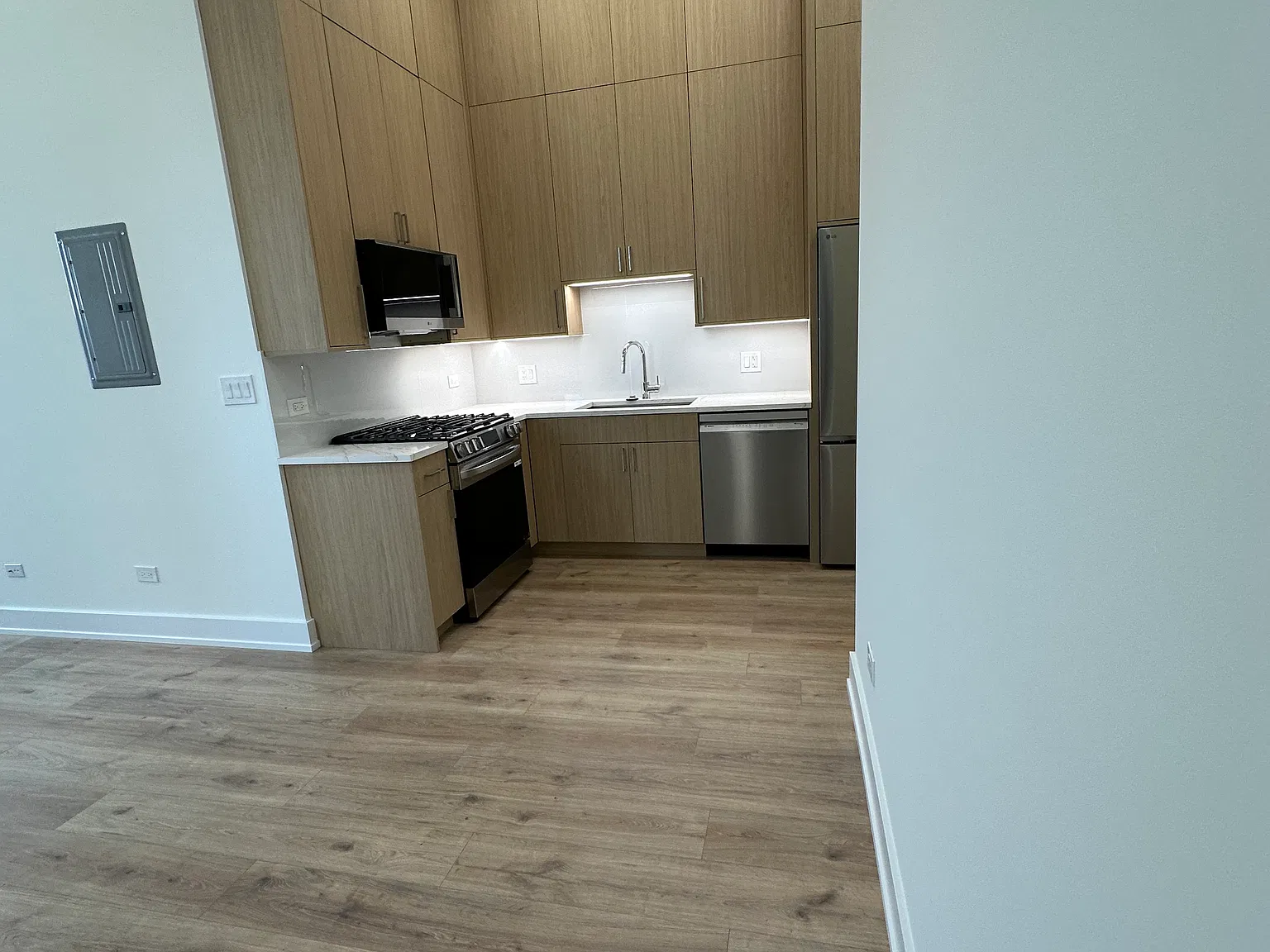 1 bed, 800 sqft, $2,150 — Photo 3